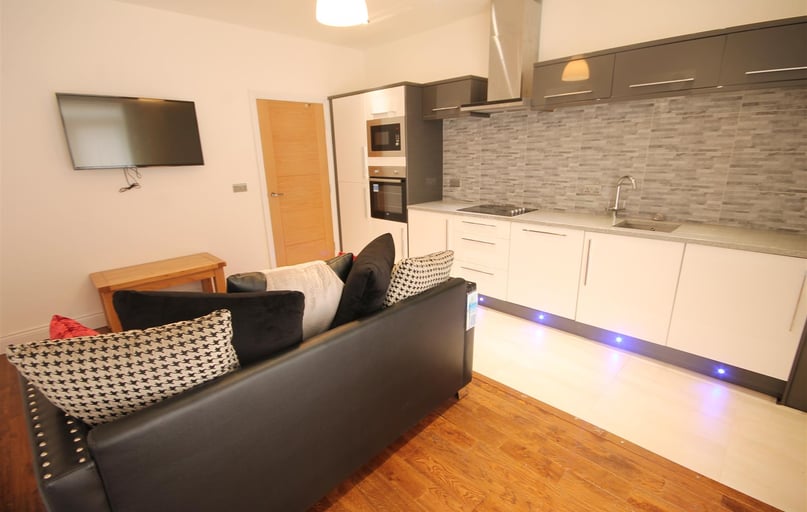 Lansdowne Terrace, Gosforth, Newcastle - Image 1